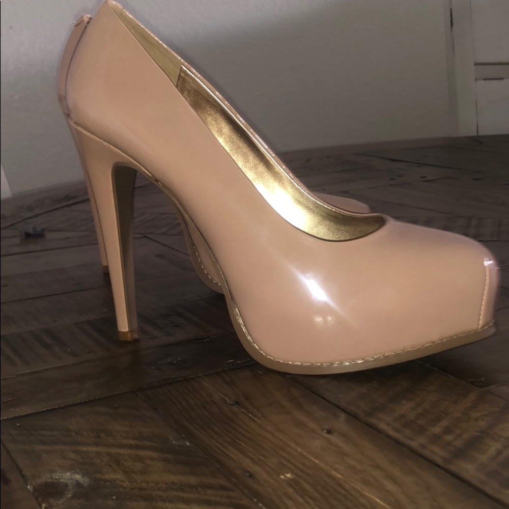 Vera Wang neutral Platform heels